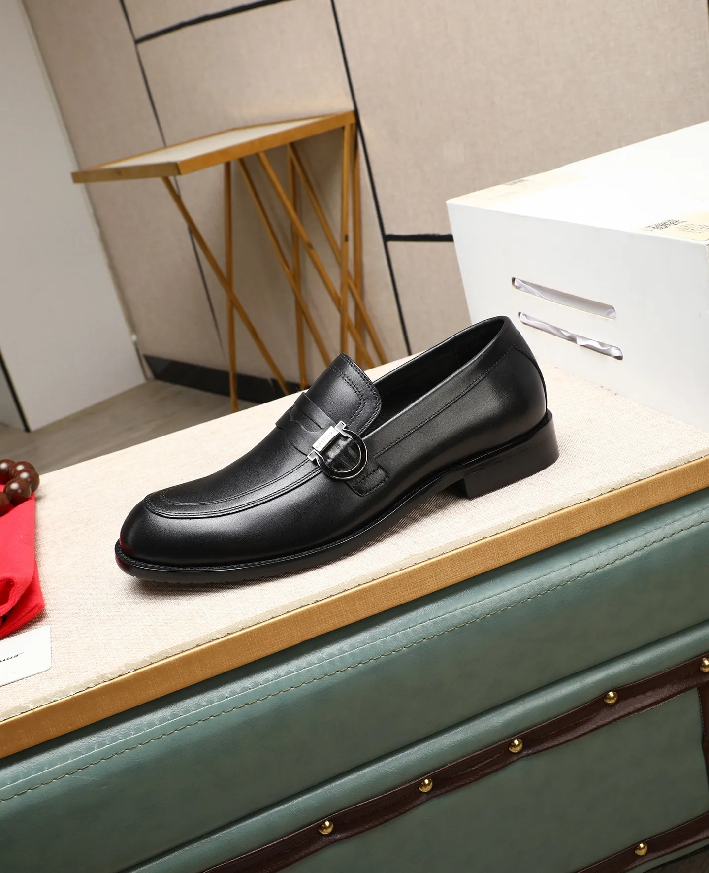 Men's shoes 💰560 📛📛(water-dyed cow lining) Salvatore Ferragamo high-end (Salvatore Ferragamo) is the world's top luxury footwear brand. It comes from the fashion kingdom of Italy. It is famous all over the world for its traditional handmade design and novel styles... 🚶🏻🚶🏻New suit shoes are available simultaneously at the counter. This model is made of pure handmade imported Italian calfskin fabric ➕soft water-dyed cowhide lining Original authentic outsole🌀🌀Size: 38➖44 (45 46 customized)